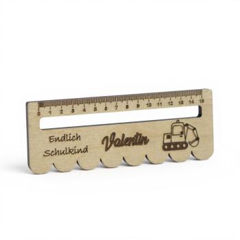 Personalisierbares Leselineal aus Holz als Geschenkidee in einer Schultüte platziert.